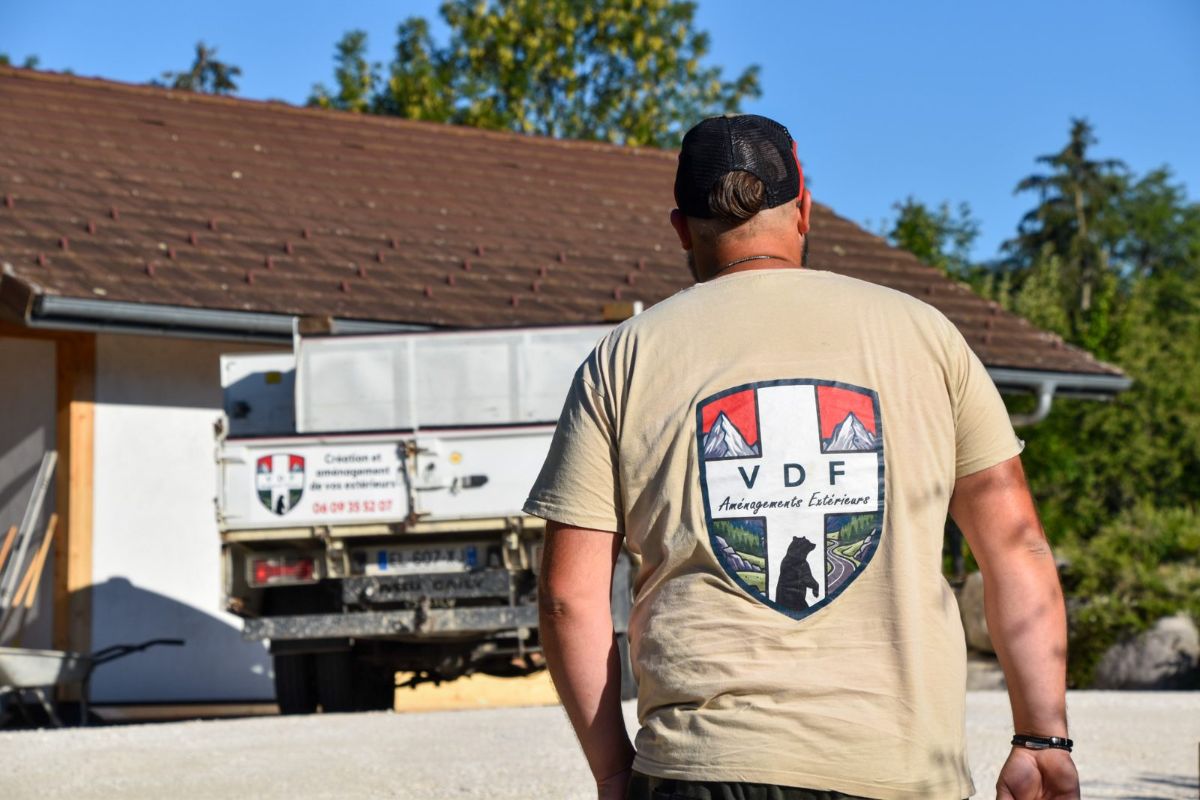 L'artisan devant son camion VDF Aménagements Extérieurs